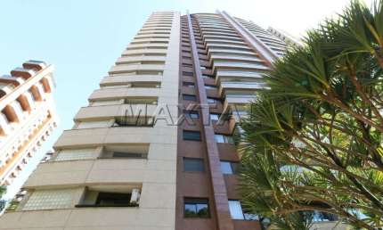 Apartamento à venda no Morumbi, com 4 dormitórios, todos suítes e 4 vagas de garagem, de 226m².