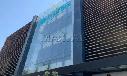 Prédio para vendar na Avenida Braz Leme, 6 salas de reunião, 18 vagas e 13 banheiros.