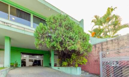Casa à venda na Vila Monumento. 361m² de Área Útil. 49m². 4 quartos, 2 suítes e piscina.