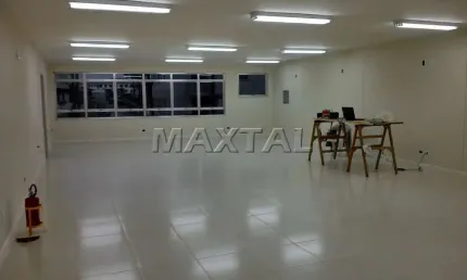 Sala comercial, 147m², em zona comercial da Rua Voluntários da Pátria, salão amplo, 2 banheiros.