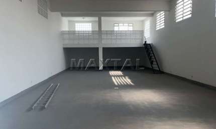 Galpão para locação, de 340m². Com 4 banheiros e 1 vaga, na Vila Nova Cachoeirinha.