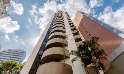 Apartamento à venda de 287m², na Alameda Itu. Com 4 dormitórios, 3 suítes e varanda.