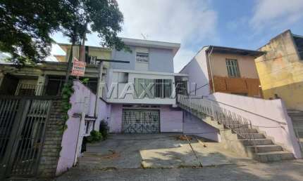 Sobrado à venda com bastante frente, 223m² com 3 quartos no bairro da Água Fria, quintal grande.