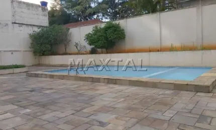 Apartamento com 1 dormitório em plena Vila Clementino, sala, cozinha com armários e vaga demarcada.