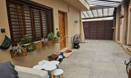 Casa à venda com 2 dormitórios, 1 suíte, 2 banheiros, 3 vagas e espaço gourmet. Em Santana.