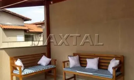 Sobrado em condomínio fechado com 3 dormitórios, uma suíte, cozinha, 3 banheiros e 2 vagas.