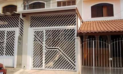 Sobrado em Santana com 120m² contendo 3 dormitórios, 2 banheiros e 1 vaga coberta de garagem.