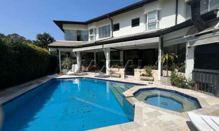 Casa à venda em condominio de luxo na Aldeia da Serra, 3 suítes e piscina, de 499 m².