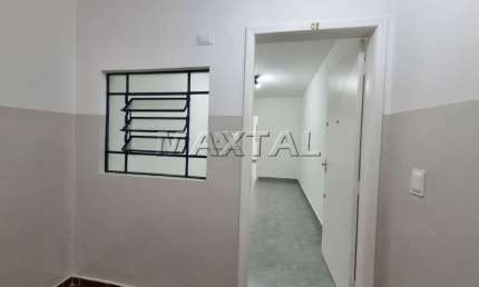Apartamento Reformado para locação com 2 dormitórios, sala cozinha banheiro e lavanderia, na Luz.