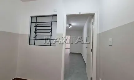Apartamento reformado com 80m². tendo 2 Quartos, sala, cozinha, banheiro e área de serviço.