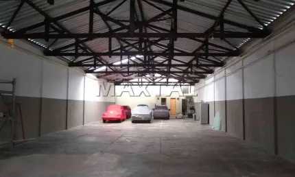 Galpão comercial com 320m², com pé direito de 4 metros, escritório, piso de concreto, 4 banheiros