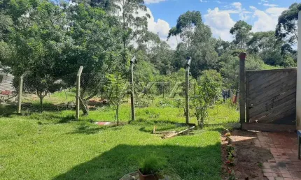 Terreno com 1.500m², possui 2 casas no terreno, poço artesiano, pomar.