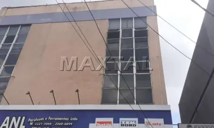 Prédio comercial na Avenida Cruzeiro do Sul, próximo ao Metrô, transporte público.
