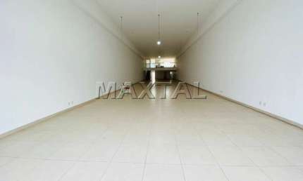 Salão 450 m², sendo  350 m² salão térreo, com 2 banheiros, mezanino, 85 m² com banheiro e 2 vagas.