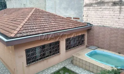 Casa com Piscina à venda com 3 dormitórios, 1 suíte  400 m² terreno e 4 vagas cobertas.