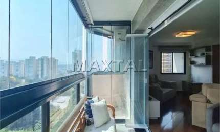 Apartamento de 158m²,  com 3 quartos, 1 suíte, 5 aparelhos de ar-condicionado e 3 vagas.