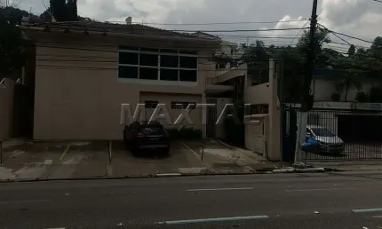 Casa comercial para locação na Avenida Brás Leme, de 660,78 m².  Com 14 salas e 4 vagas.