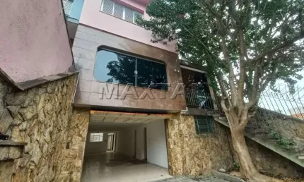 Sobrado de esquina à venda na Santa Terezinha. De 180m², com 3 dormitórios sendo 1 suíte e 5 vagas.