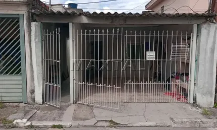 Casa à venda no Parque Peruche. Com 1 quarto, sala, cozinha, lavanderia, edícula e 1 vaga.