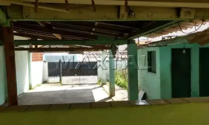 Casa à venda, de 240m², com 2 dormitórios e 2 vagas de garagem, no Parque Peruche.