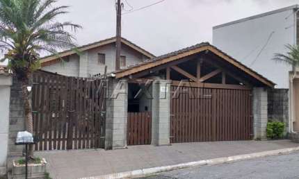 Sobrado com 4 dormitórios, sendo 1 suíte, sala e 3 vagas de garagem, no Jardim Guapira.