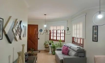 Sobrado em condomínio fechado, com 3 dormitórios, sendo 2 suítes e 3 vagas de garagem - Vila Leonor