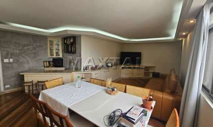 Apartamento com 160m², 4 quartos, 1 suíte, 3 banheiros, 3 salas e 2 vagas. Próximo metrô Santana