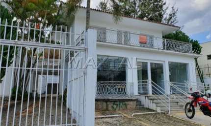 Casa comercial para locação com vários ambientes. No Pacaembu de 556m²,  e 17 vagas.