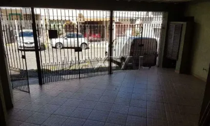 Casa em condomínio fechado com 160m², 3 dormitórios, 1 suíte, closet, sala e 2 vagas.