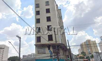 Prédio residencial com 2 lojas ao nível da rua na zona norte Vende-se