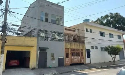Prédio em Santana com 16 kitnets, com banheiros, cama, armário, micro-ondas, frigobar.