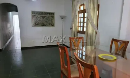 Sobrado todo em piso com 3 dormitórios, 1 suíte, sala de estar e jantar, piscina. 4 vagas.