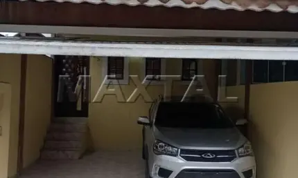 Sobrado à venda com 2 dormitórios, 2 banheiros e 2 vagas, na Vila Nova Galvão.