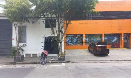Loja em região comercial de Santana com 35m², piso frio, balcão, mezanino e 1 banheiro.