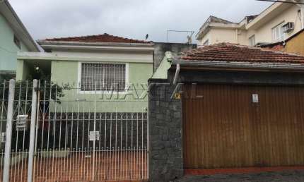 Sobrado à venda com 3 dormitórios, 2 suítes, 3 banheiros e vaga de garagem.