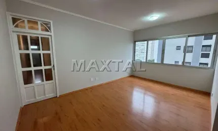 Apartamento com 3 dormitórios, sala ampla, cozinha e área de serviço, uma vaga coberta de garagem.
