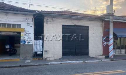Salão comercial à venda com 2 casas, na Vila Nivi. De 90m², em ótima localização.