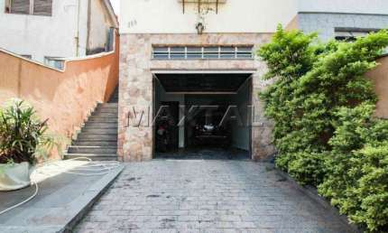 Sobrado à venda de 4 dormitórios, 2 suites, 4 banheiros e 3 vagas de garagem, na Vila Aurora.