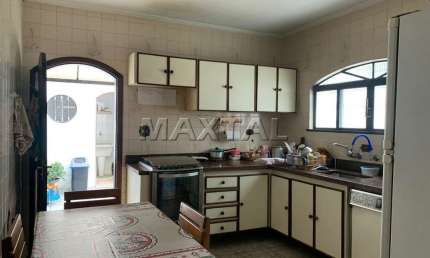Sobrado de 132m² à venda na Vila Santos, 3 dormitórios, 4 banheiros e 2 vagas.