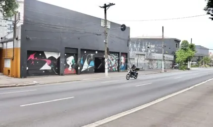 Galpão para locação de 1.600m² no bom retiro, em avenida movimentada.
