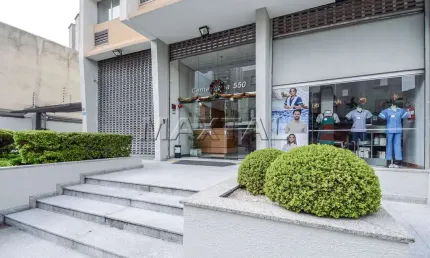 Sala comercial à venda de 27m², na Água Branca - Lapa. Prédio com elevador e hall.