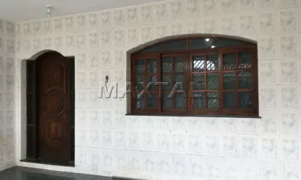 Sobrado de 3 andares à venda, de 138m², na Vila Sabrina, com edícula e quintal.
