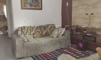Casa Térrea na Vila Galvão de 50m², com  2 dormitórios, garagem, quintal e entrada lateral.