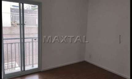 Apartamento de Condomínio, 47m², 2 dormitórios, 1 sala, 1 banheiro, área de serviço e varanda.
