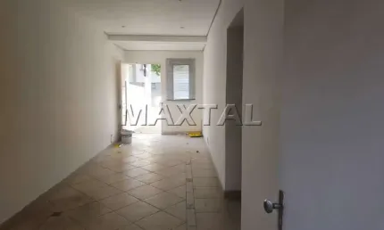 Sobrado em região comercial de santana, 100m²,  com 3 salas e 2 vagas de garagem.