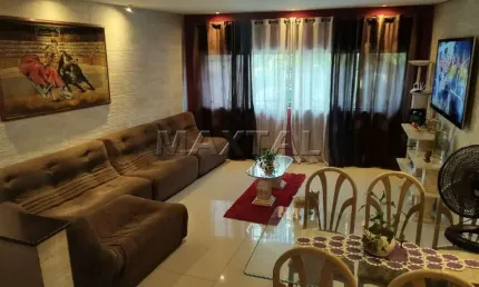 Sobrado comercial e residencial, parte de cima, 4 dormitórios, sala, cozinha, banheiro e lavanderia.