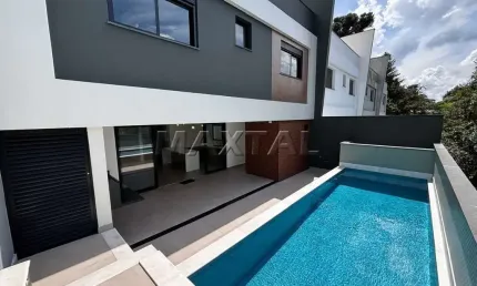 Casa à venda no Jardim Floresta. De 350 m², 4 suítes, 6 banheiros e Piscina.
