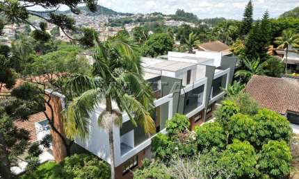 Casa à venda no Jardim Floresta. De 350 m², 4 suítes, 6 banheiros e Piscina.