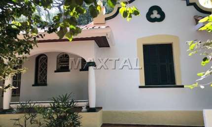 Casa à venda no Horto Florestal, de 300m², 5 dormitórios e 3 banheiros.