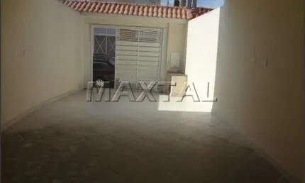Casa assobradada de 216 m², 3 suítes 1 lavabo, cozinha, quintal e 2 vagas de garagem.